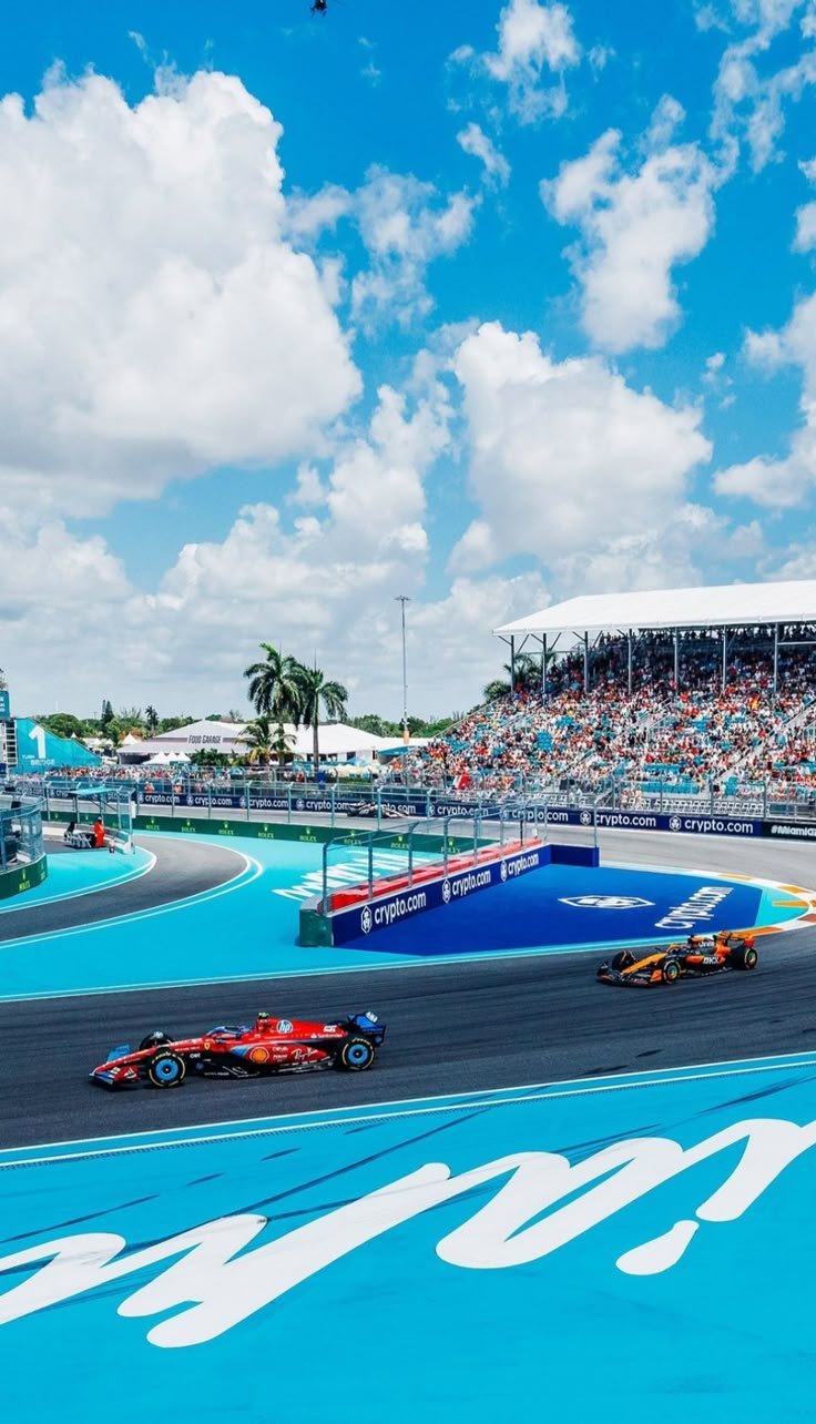 Un Ferrari en la pista de Miami bajo el cielo de Florida