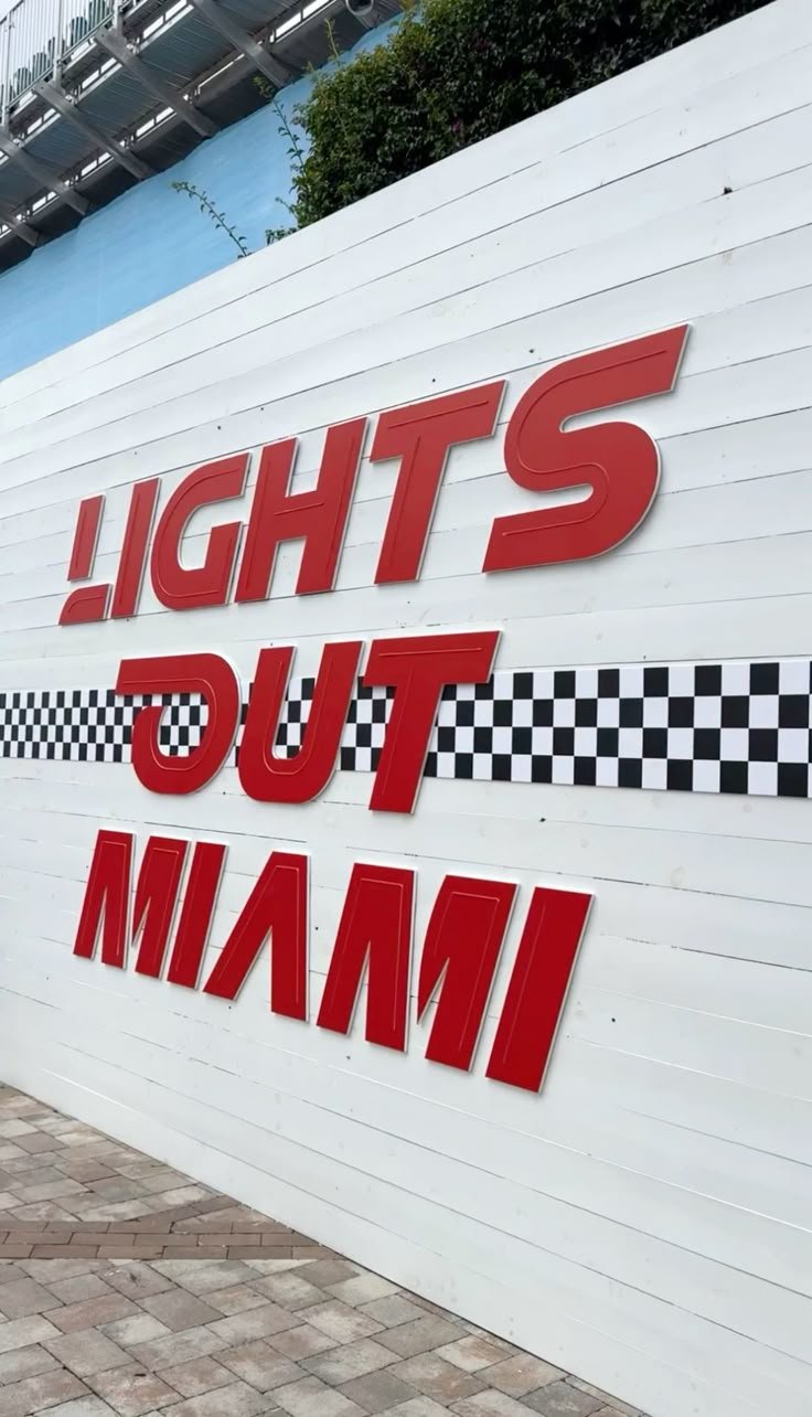 Muro con el texto Lights Out Miami en el circuito