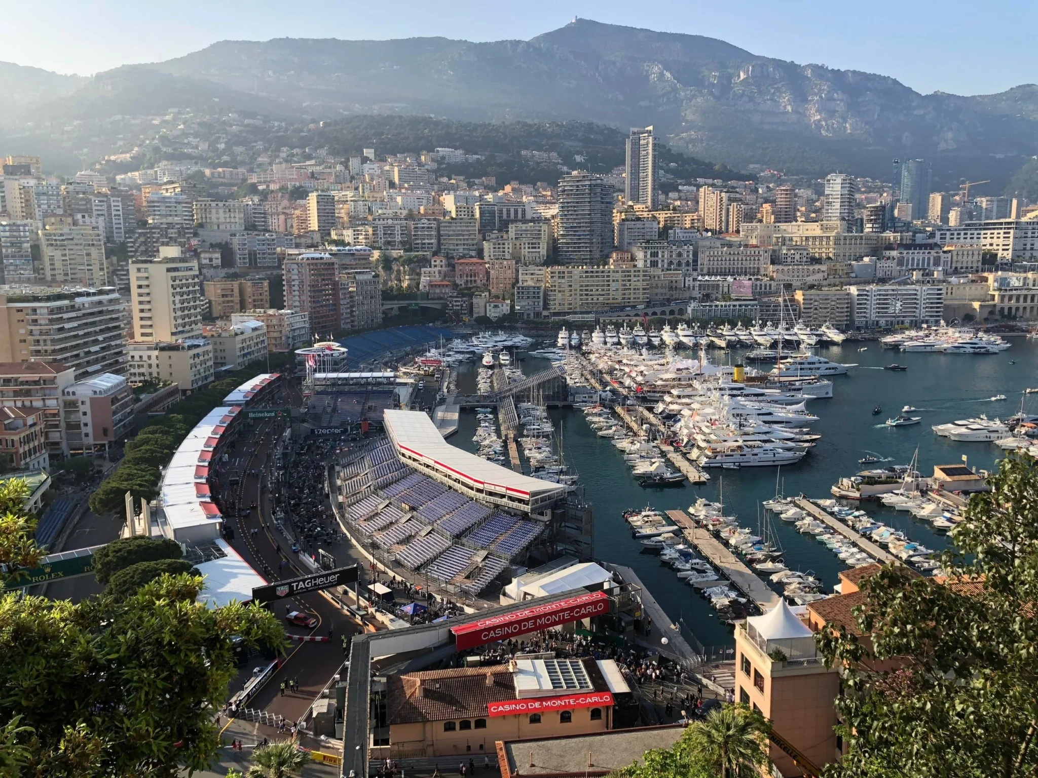 El puerto de Mónaco con las tribunas del circuito y los yates