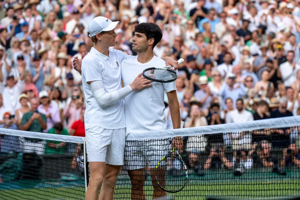 Sinner y Alcaraz se saludan en la red de Wimbledon