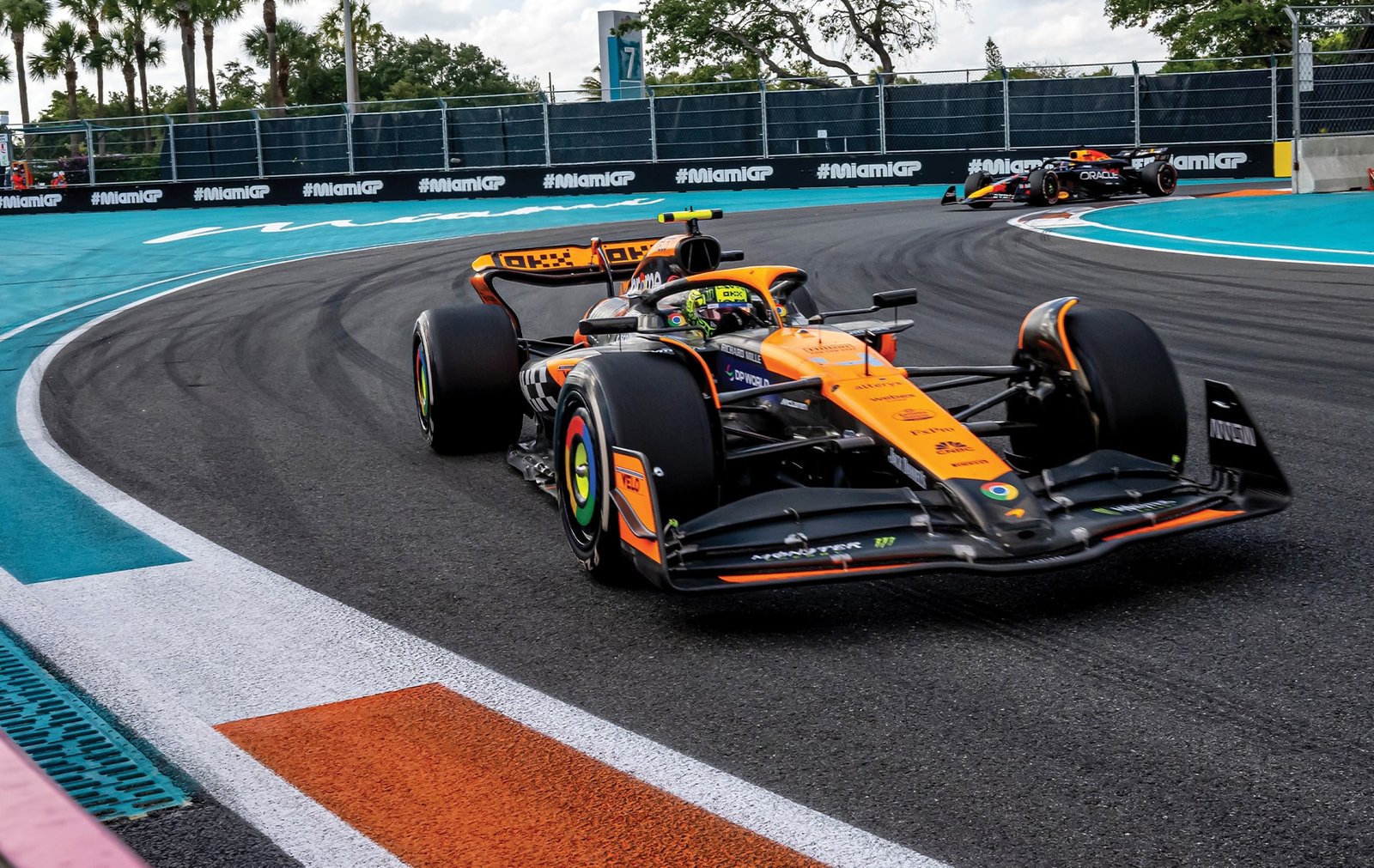 Un McLaren en una curva del circuito de Miami, con la escapatoria turquesa