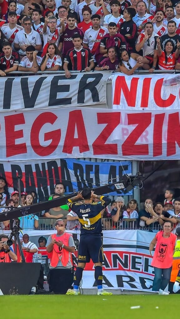 Leandro Paredes celebra frente a la hinchada de River
