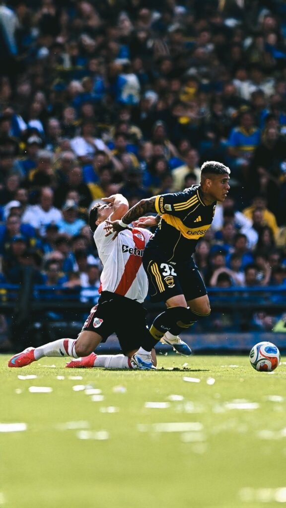 Un jugador de River y uno de Boca disputan la pelota en el Superclásico