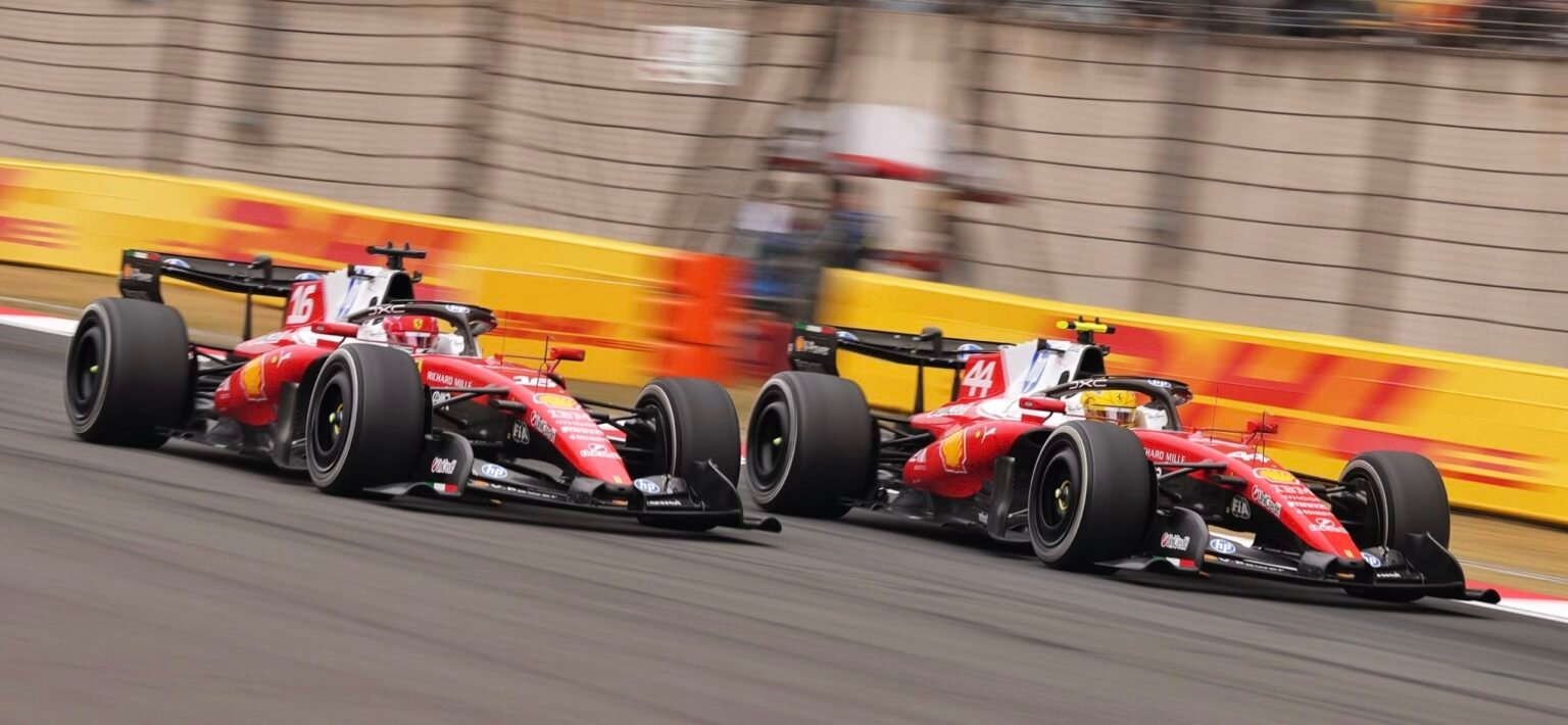 Dos Ferrari en carrera