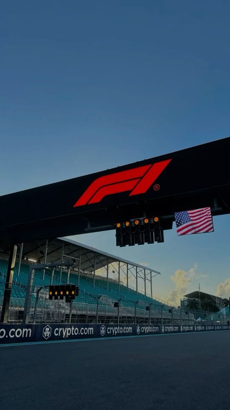 Pórtico con el logo de la F1 sobre el circuito de Miami