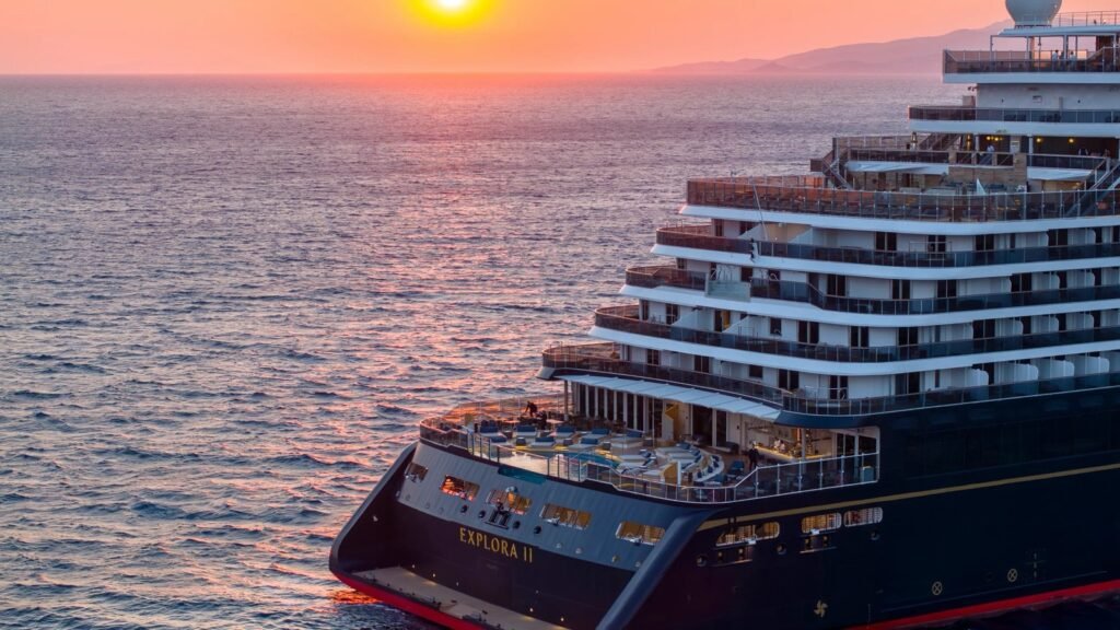 Crucero de Explora Journeys navegando al atardecer