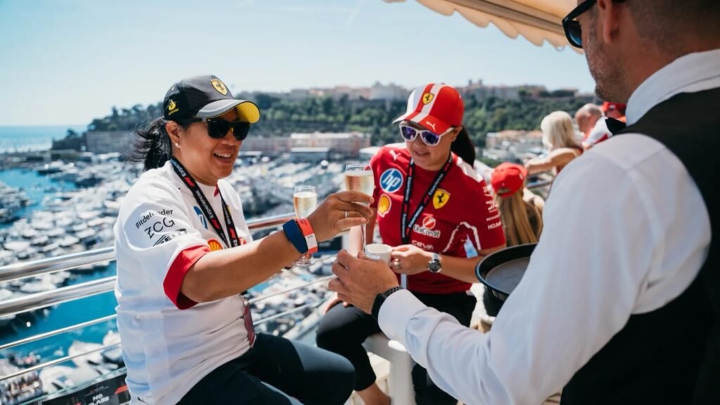 Brindis en una terraza de hospitality sobre el puerto de Mónaco