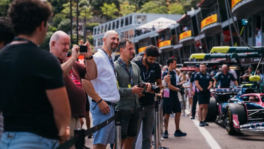 Aficionados recorren el pit lane de Mónaco frente a los garajes