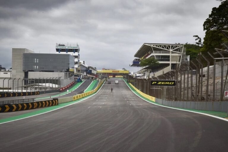 La recta principal de Interlagos con la torre de control y la tribuna principal