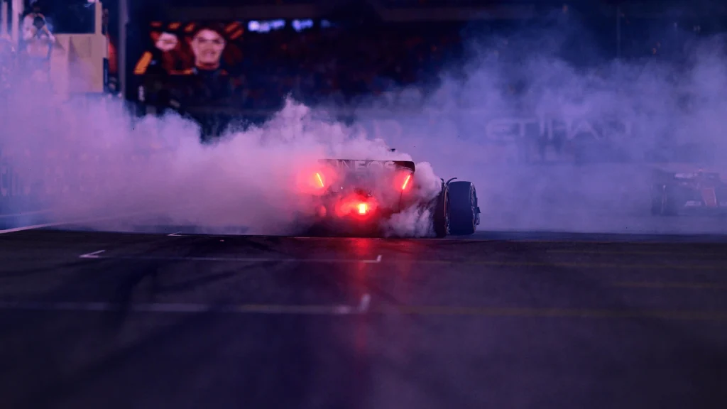 Un auto de Fórmula 1 hace trompos entre el humo en Yas Marina