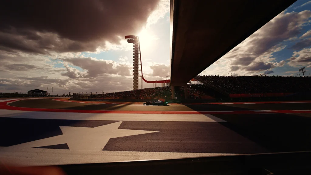 La torre del Circuito de las Américas, en Austin, sobre la pista con la estrella de Texas