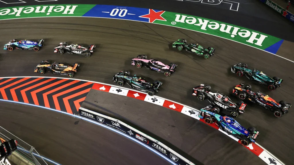 Autos de Fórmula 1 en una curva del circuito de Las Vegas, vistos desde arriba