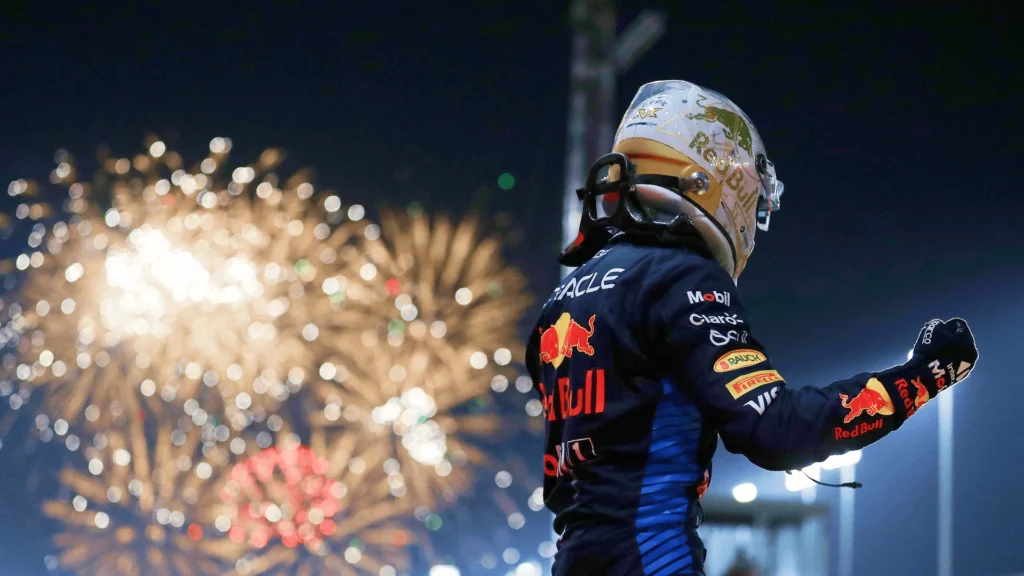 Un piloto celebra con fuegos artificiales en el circuito de Lusail