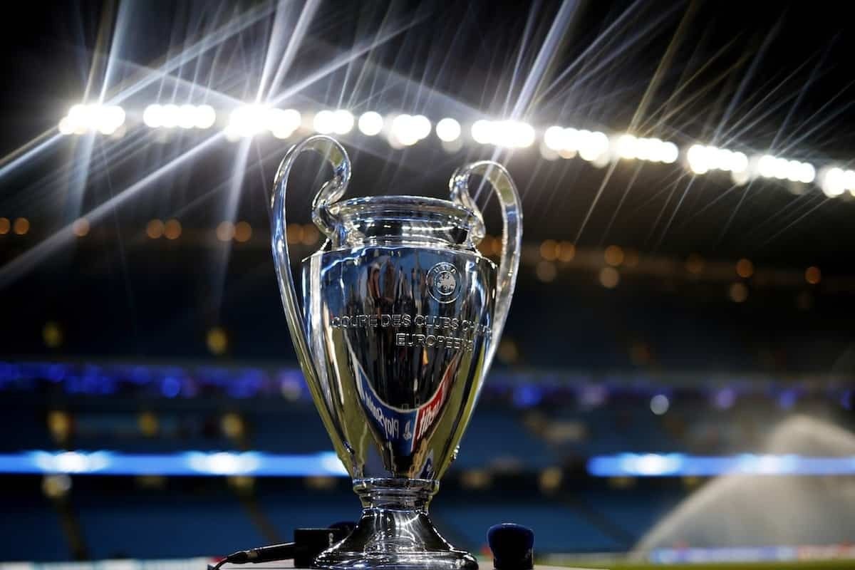 El trofeo de la Champions League bajo las luces del estadio
