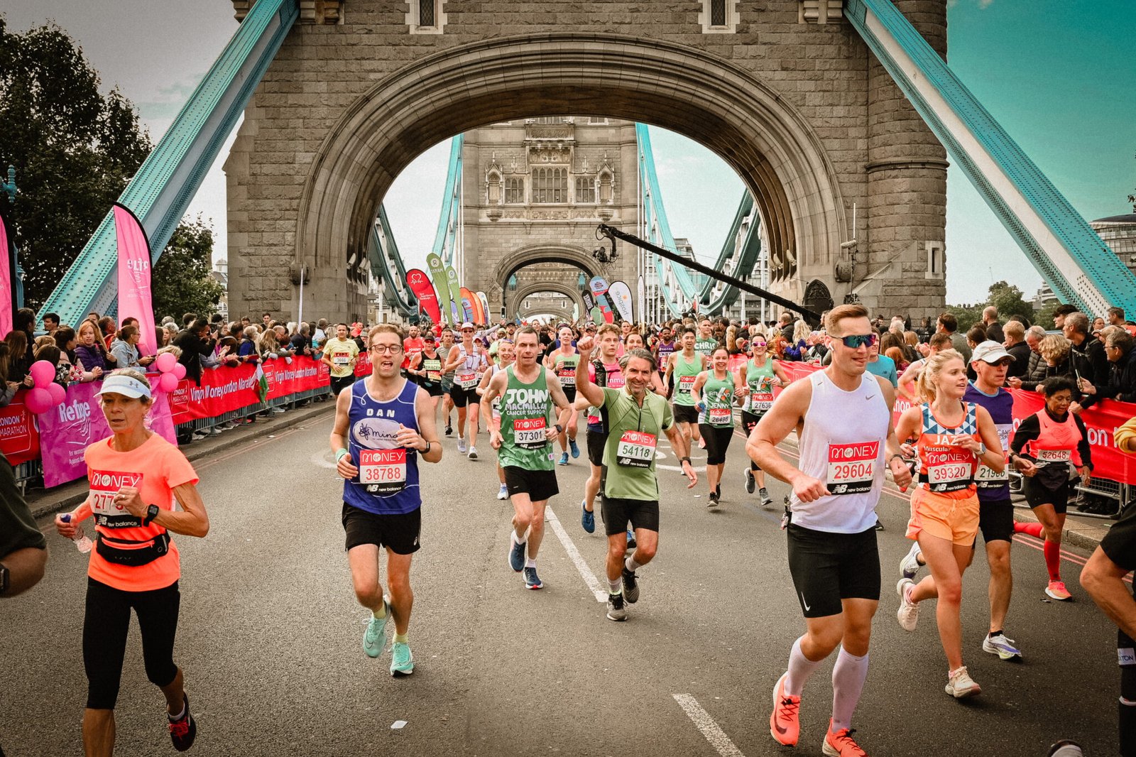 Corredores cruzan el Tower Bridge durante la Maratón de Londres
